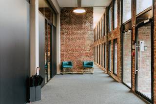 Ontdek deze goed gelegen kantoorruimte van ca. 725 m², strategisch gesitueerd op de dynamische Pottelbergsite nabij de Ring (R8) en het centrum...