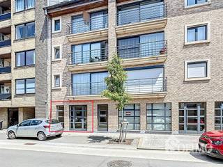 Gelijkvloersappartement nabij centrum IeperHet appartement omvat een ruime leefruimte met open keuken, bergruimte, apart toilet, badkamer met ligbad,...
