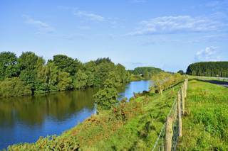 KNESSELARE - Op een uitzonderlijke locatie, aan het einde van een doodlopende straat en pal aan het kanaal Gent-Brugge, bevindt zich deze bijzonder ruime en karaktervolle villa. De woning geniet van een prachtig uitzicht op de vaart en is gelegen op een perceel van maar liefst 2.341 m². Met een bewoonbare oppervlakte van circa 308 m² biedt deze eigendom een indrukwekkende combinatie van ruimte, charme en klasse.<br />Op het gelijkvloers komt u binnen via een statige inkomhal met vestiaire en gastentoilet. De ruime woonkamer wordt gekenmerkt door een prachtige gemetste schouwwand met open haard en eiken tv-meubels aan weerszijden. De gezellige leefkeuken beschikt over een kookeiland en eetplaats met houtkachel. De combinatie van de Mortex keukenvloer en de authentieke eiken plafondbalken geeft de ruimte extra karakter.<br />Verder vindt u op de gelijkvloers een slaapkamer die eveneens dienst kan doen als bureau, een badkamer met lavabo en douche, en een ruime dubbele garage met geïntegreerde wasplaats. De woning beschikt eveneens over een kruipkelder.<br /><br />Via de stijlvolle eiken trap bereikt u de eerste verdieping, waar zich de nachthal, een afzonderlijk toilet en drie volwaardige slaapkamers bevinden.<br />Buiten geniet u van een ruime en zonnige tuin met oprit tot achteraan het perceel. Het gemetste bijgebouw achteraan omvat twee praktische bergruimtes en biedt extra mogelijkheden voor opslag of hobbygebruik.<br />De authentieke eiken balken en binnendeuren op het gelijkvloers versterken het warme en karaktervolle karakter van deze bijzondere woning. De royale ruimtes creëren een aangenaam gevoel van openheid en ruimte.<br />Een unieke eigendom voor wie op zoek is naar ruimte, rust, karakter en een uitzonderlijke ligging aan het water.<br /><br /><span><span><span><span><span><span><span><span><span><span><span><span><span><span><span>RICHTRIJS - 699.000 EUR - De vermelde prijs is een richtprijs: ieder bod wordt voorgelegd aan de eigenaars, die al dan niet kunnen ingaan op het voorstel.</span></span></span></span></span></span></span></span></span></span></span></span></span></span></span><br /><br />Contacteer PERSPECTIEF VASTGOED – 7 op 7 bereikbaar – voor meer informatie of een bezoek.<br />Bel 050/550.750 of mail naar info@perspectiefvastgoed.be!