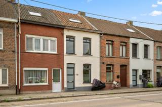 Bent u op zoek naar een stijlvolle, instapklare woning waar hedendaags wooncomfort en een kwalitatieve afwerking hand in hand gaan? Dan is deze volledig gerenoveerde rijwoning, gunstig gelegen aan de rand van Lier op de verbindingsweg richting Berlaar, beslist een bezoek waard.<br /><br />Bij de renovatie werd veel aandacht besteed aan een tijdloze uitstraling, een praktische indeling en het gebruik van duurzame, kwaliteitsvolle materialen. De lichte leefruimtes en de moderne afwerking zorgen voor een aangename en warme woonbeleving.<br /><br />Via de gezellige inkomhal betreedt u de woning, die op het gelijkvloers beschikt over een sfeervolle leefruimte met een volledig geïntegreerde en uitstekend uitgeruste open keuken. Dankzij het grote schuifraam geniet de keuken van een overvloed aan natuurlijk licht en een mooi zicht op het terras, waardoor binnen en buiten naadloos in elkaar overvloeien. Verder bevindt zich op deze verdieping een apart gastentoilet.<br /><br />Op de eerste verdieping vindt u een ruime slaapkamer en een stijlvolle badkamer, uitgerust met een inloopdouche, toilet en een praktische washoek met plaats voor een wasmachine en droogkast.<br /><br />De zolderverdieping werd eveneens ingericht en biedt plaats aan een tweede, volwaardige slaapkamer, ideaal als master bedroom, kinderkamer of thuiskantoor.<br /><br />Buiten beschikt de woning over een gezellig terras waar u in alle rust van het buitenleven kunt genieten. De achterliggende tuin behoort niet tot de eigendom, maar kan desgewenst gehuurd worden, wat een extra troef vormt voor liefhebbers van groen.<br /><br />Bent u op zoek naar een moderne woning met karakter en een uitstekende bereikbaarheid? Contacteer ons dan snel voor een bezoek en ontdek zelf de vele troeven van deze prachtige eigendom.<br />Bekijk nu reeds de foto's op onze website www.dplusvastgoed.be<br />Voor meer informatie bel ons via GSM 0475 59 90 00 of mail ons via yves@dplusvastgoed.be