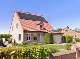 <p><span>Deze stijlvolle landelijke woning, gebouwd in 1992, bevindt zich op een prachtig en rustig gelegen perceel van 897 m². Dankzij de gunstige ligging geniet u van de nabijheid van het centrum van Keerbergen, lokale handelszaken en scholen, terwijl u toch woont in een zeer rustige straat met nauwelijks doorgaand verkeer.</span></p><p><span>De woning werd praktisch en doordacht ingedeeld, met oog voor comfort en functionaliteit. Bovendien is ze energiezuinig (EPC score B), wat bijdraagt aan een aangenaam wooncomfort en lagere energiekosten.</span></p><p><span>Een ideale gezinswoning voor wie op zoek is naar rust, ruimte en een uitstekende ligging.</span></p><p><span>Via de inkomhal met gastentoilet wordt u verwelkomd in de ruime en lichtrijke woonkamer en de grote leefkeuken, die volledig is uitgerust met alle nodige toestellen. Vanuit zowel de keuken als de leefruimte geniet u van een prachtig uitzicht op de aangelegde tuin.</span></p><p><span>Aansluitend aan de keuken en de woonkamer werd een recente veranda geplaatst. Dankzij de grote raampartijen vormt deze een mooie verbinding tussen binnen en buiten en geniet u het hele jaar door van een aangenaam buitengevoel en een overvloed aan natuurlijk licht.</span></p><p><span>Een praktische berging en wasplaats, uitgerust met een douchecel, dragen bij aan het comfortabele en functionele karakter van de woning. Daarnaast beschikt de woning over een inpandige garage, die zorgt voor extra opbergruimte en een bijkomende meerwaarde.</span></p><p><span>Het verdiep biedt toegang tot 3 grote slaapkamers, 1 kinderkamer of bureaukamer en een badkamer met ligbad, lavabomeubel en 2</span><span><sup>de</sup></span><span> toilet.</span></p><p><span>De ruime zolder biedt mogelijkheden tot extra opbergmogelijkheden of tot een extra kamer. Momenteel is deze bereikbaar via een valtrap.</span></p><p><span> </span></p><p><span>TROEVEN</span><span>:</span></p><ul><li><span>Nieuwe dakpannen (2023)</span></li><li><span>EPC B </span></li><li><span>18 zonnepanelen – 7200 wpiek (2023)</span></li><li><span>Elektriciteit conform gekeurd</span></li><li><span>Nieuw aangebouwde veranda in 2024 uitgerust met zonnescreens en zonneluifel</span></li><li><span>Kruipruimte onder de volledige woning, zeer ruime zolder</span></li><li><span>Volledig omheinde tuin voorzien van zwembad met buitendouche en toilet</span></li></ul><p><span>Een perfect onderhouden parel met een mooi aangelegde tuin. Uw bezoek zeker waard.</span></p><p><span> </span></p><p><span>Contacteer Dupont Vastgoed voor een bezoek ter plaatse op 015 15 15 15.</span></p><p><span> </span></p>
