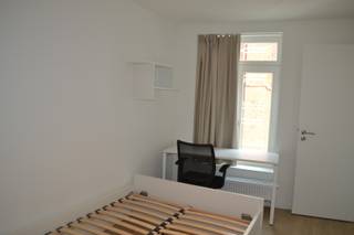 Deze studentenkamer is gelegen op 50 meter van de Markt te Leuven, heeft een oppervlakte van ongeveer 16m² en is bemeubeld met: bureau...
