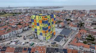 In Knokke-Heist verrijst een nieuwe landmark, naar een ontwerp van het internationaal gerenommeerd architectenbureau Jakob + MacFarlane en uitgevoerd door B2Ai.<br />Dit appartement is gelegen op de 4e verdieping en genietend van een open zicht.<br />Indeling:<br />Inkomhal met gastentoilet en vestiaire. Lichtrijke leefruimte en open keuken, terras van 6,30m2. Eerste volwaardige slaapkamer met ingemaakte kasten en aparte badkamer (bad + dubbele lavabo). Tweede volwaardige slaapkamer eveneens met ingemaakte kasten en ensuite douchekamer. Derde kamer ideaal voor een dressing/bureau. Berging met plaats voor was- en droogmachine.<br />Incl. gemeenschappelijke fietsenberging + mogelijkheid tot aankoop van een inpandige privatieve kelderberging, fietsbox en garage(staanplaatsen/boxen). Qua technieken is het gebouw voorzien van een moderne afwerking en tevens voorzien van een warmtepomp in combinatie van Geothermie.<br /><br />Hoost zorgt voor een unieke beleving en een instant vakantiegevoel.
