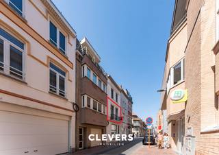In het stadscentrum resideert dit leuk appartement met terrasje.Indeling: een moderne living met mooie (nieuwe) open keuken en een terrasje die...