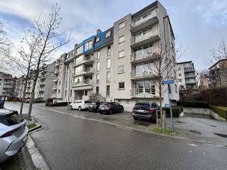 Op zoek naar een ruim 1-slaapkamerappartement met garagebox? Dan is dit een absolute aanrader.Deze duplex, gelegen op het 4e verdiep, omvat een ruime...