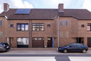 Deels te renoveren gesloten bebouwing met o.a. 4 slaapkamers, tuin en inpandige garage.De woning heeft maar liefst 193m² bewoonbare oppervlakte en...