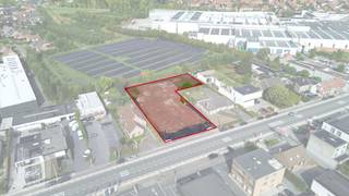 De voormalige thuisbasis van Dovy Keukens maakt plaats voor een nieuw te bouwen casco handelsruimte/showroom/kantoren met 19 parkeerplaatsen. Fantastisch gelegen langs de commerciële Meensesteenweg in Roeselare.<br /><br />Dit commercieel gebouw beschikt over een open ruimte met een vrije hoogte van 4,70 m en grote glaspartijen aan de voorzijde en zijkant voor een zeer goede visibiliteit. Aan de achterzijde is een sectionale poort voorzien van 4 m B x 4 m H. Dankzij de casco-oplevering heeft u de flexibiliteit om de ruimte volledig aan te passen aan uw specifiek wensen en behoeften. Tevens beschikt het bedrijfsgebouw over 19 parkeerplaatsen en een aangelegde groenzone.<br /><br />Dankzij de strategische ligging nabij de E403 afrit 6 (Roeselare-Rumbeke) geniet u van een uitstekende bereikbaarheid.<br /><br />Beschikbaar vanaf <strong>Q1 2027</strong>.<br /><br />Contacteer <strong>PANORAMA B2B</strong> voor bijkomende inlichtingen of een vrijblijvend plaatsbezoek<strong> 050 300 800</strong>.