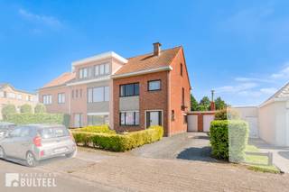 Bent u op zoek naar een woning die u volledig naar eigen smaak kan renoveren en inrichten, gelegen op een uitstekende locatie? Dan is deze te renoveren woning in de geliefde Molenwijk, vlakbij het centrum van Belsele, zeker een bezoek waard. De woning geniet van een ideale ligging in een rustige woonomgeving, op wandelafstand van het station en met verschillende winkels, scholen en andere voorzieningen in de onmiddellijke nabijheid. Bovendien is er een vlotte verbinding naar de E17, wat deze locatie extra aantrekkelijk maakt. Op het gelijkvloers beschikt de woning over een inkomhal, een gezellige leefruimte met haard, een keuken, een apart toilet en een garage. Aansluitend vindt u een overdekt terras dat uitgeeft op de ruime en zonnige tuin. Op de eerste verdieping bevinden zich drie slaapkamers en een badkamer. Daarnaast beschikt de woning nog over een ruime zolder, bereikbaar via een schuiftrap, die verschillende mogelijkheden biedt. De woning wordt verwarmd via een mazoutinstallatie en biedt dankzij haar solide basis en interessante indeling tal van mogelijkheden voor wie op zoek is naar een renovatieproject met potentieel. Ontdek de mogelijkheden en maak van deze woning uw nieuwe thuis.