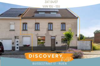 DISCOVERY DAY zaterdag 4/07 tussen 10u en 12u. (Enkel op afspraak)www.buissestraat17.beWelkom in Ruien, waar een ruime gezinswoning je verwelkomt in deze gezellige gemeente. Rustig gelegen op wandelafstand van het Kluisbos bevindt zich deze grote gezinswoning met een zee van ruimte. We komen binnen via de inkomhal die toegang biedt naar de leefruimte, bestaande uit salon en eetplaats, die via het groot schuifraam zowel zicht als toegang bieden naar het terras en zeer mooi aangelegde tuin. Op het gelijkvloers vinden we ook de open keuken, ingerichte met alle toestellen, comfort en eettafel voor 6 personen. De ideale plek om samen te ontbijten of aperitieven. Verder is er ook een badkamer met ligbad, inloopdouche, toilet en lavabomeubel, een technische berging bij de uitgang naar het terras, een zeer ruime, gerieflijke berging met wasplaats en een aparte bureau met toegang naar de kelder. Op de eerste verdieping komen we boven op een open gang met toegang naar maar liefst 3 ruime slaapkamers. Via de vaste trap komen op de compleet ingerichte en afgewerkte zolder. De huidige indeling bestaat uit een 4e slaapkamer, foto studio en fitness. Met deze balzaal kan je alle kanten uit! Buiten vinden we een gezellig terras met zicht op de tuin, een handige, groene tuinberging en een knus overdekt terras met lounge op het einde van de tuin. Deze halfopen woning biedt ook een handige zij-ingang via de rechterzijde. Wenst u meer informatie of een bezoek? Neem contact met Stein via 0468 41 38 48 of stein@immovercoutere.be