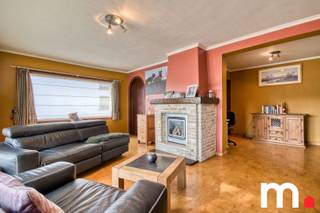 Charmante villa met volledig gerenoveerde buitenschil op toplocatieOntdek deze karaktervolle villa, ideaal gelegen op wandelafstand van het levendige...