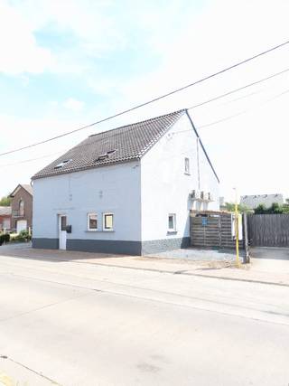 Instapklare en goed onderhouden gezinswoning met zonnige tuin en ruime garage in Werchter<br /><br />Deze verzorgde en goed onderhouden woning is rustig gelegen in het landelijke karakter van Werchter, met een vlotte verbinding naar scholen, winkels, openbaar vervoer en de op- en afritten van de E314 via Aarschot en Rotselaar.<br /><br />De woning beschikt over drie slaapkamers, waaronder één zeer ruime master bedroom en twee volwaardige slaapkamers. De lichtrijke leefruimte biedt een mooi uitzicht op de volledig zuidgerichte tuin. Verder is er een volledig ingerichte keuken en een ruime badkamer met ligbad én aparte douche.<br /><br />Zowel op het gelijkvloers als op de verdieping bevindt zich een apart toilet. Daarnaast beschikt de woning over een ruime zolder met veel opbergmogelijkheden.<br /><br />De aangename, volledig omheinde en zuidgerichte tuin vormt een ideale plek om te genieten van de zon en de rust. Achteraan bevindt zich een ruime garage van ca. 50 m², perfect voor een hobbyist, zelfstandige of wie extra opslagruimte wenst. De garage is uitgerust met een 400 V-aansluiting en voorzieningen voor regenwater.<br /><br />De woning biedt een bewoonbare oppervlakte van ongeveer 180 m² en is gelegen op een perceel van 535 m².<br /><br />Tussen 2007 en 2014 werd de woning grondig gerenoveerd. Nadien werden nog zonnepanelen (ca. 5.000 kWh opbrengst per jaar) en een zonneboiler geplaatst. In 2024 werd bovendien een volledig nieuwe gasketel geïnstalleerd.<br /><br />Troeven:<br />- Rustige, centrale ligging nabij bos en natuur<br />- Instapklaar (enkel beperkte opfrissingswerken naar eigen smaak)<br />- EPC C (dicht bij EPC B)<br />- Zuidgericht terras en tuin met overkapping en een luifel<br />- Grote garage van ca. 50 m²<br />- 2 à 3 private parkeerplaatsen<br />- Volledig omheinde tuin<br />- Airconditioning in elke slaapkamer (aparte binnen- en buitenunit)<br />- Ruime regenwatercapaciteit<br />- Zonnepanelen en zonneboiler<br /><br />Verkoop uit de hand – geen makelaarskosten.