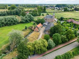 Voormalige watermolen op de Velpe, gelegen ten noorden van de kerk. Sterk verbouwde en aangepaste bakstenen gebouwen onder zadeldaken.Gelegen in de...