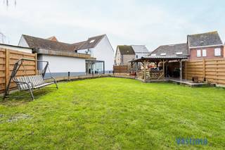 Ben je op zoek naar een woning waar je zó kan intrekken? Dan is deze prachtig en totaal gerenoveerde woning precies wat je zoekt.<br /><br />Alles werd met oog voor kwaliteit en comfort vernieuwd, waardoor je hier zorgeloos kan wonen vanaf dag één. Deze woning ademt warmte en is perfect geschikt voor starters én gezinnen die op zoek zijn naar een echte thuis, zonder nog te moeten verbouwen.<br /><br />Totaalrenovatie in 2020 - 2024 / EPC B - 125 kwh / Asbestveilig / Muurisolatie / CV op aardgas / Dubbel - Driedubbel glas / Elektriciteit conform / Inbouwspots / Zeer onderhoudsvriendelijke tuin / 3 afgesloten parkeerplaatsen én garage / Beperkt KI 431 EUR (!)<br /><br />Binnenin word je verwelkomd in een gezellige leefruimte die naadloos overgaat in de recent geïnstalleerde, volledig uitgeruste keuken. Aansluitend is er een praktische berghoek, ideaal voor extra opslag en huishoudtoestellen. Op het gelijkvloers vind je bovendien een ruime badkamer met bad, douche, toilet en dubbele lavabo, én een eerste volwaardige slaapkamer. Deze slaapkamer (22 m²) kan perfect omgevormd worden tot extra leefruimte of aangewend worden voor kangoeroe- of zorgwonen.<br /><br />Op de eerste verdieping bevinden zich nog 2 comfortabele slaapkamers, een aparte toiletruimte en een nachthal. Via een vaste trap bereik je de tweede verdieping, waar de 4de slaapkamer is ingericht met maatwerkkasten en een vernieuwd Veluxraam met verduistering. Elke ruimte is afgewerkt met inbouwspots en straalt hedendaags wooncomfort uit.<br /><br />Ook buiten is het puur genieten. De woning beschikt over een grote, volledig afgesloten en onderhoudsvriendelijke tuin met veranda, terras, graszone en gezellige overdekte zithoek. Hier heb je werkelijk alles om te ontspannen, te spelen met de kinderen of lange zomeravonden te beleven met familie en vrienden. Dankzij de slimme aanleg blijft de tuin makkelijk in onderhoud, zonder in te boeten aan charme.<br /><br />Parkeren vormt hier geen enkel probleem: je beschikt over parkeermogelijkheden<strong> </strong>op eigen terrein én een garage achteraan de woning. Rust, ruimte en comfort komen hier perfect samen.<br /><br />Ben jij op zoek naar een instapklare gezinswoning, een prachtige tuin en uitstekende parkeermogelijkheden? Dan is dit jouw kans. Wacht niet langer en vraag vandaag nog je bezoek aan – deze woning wil je absoluut niet missen!