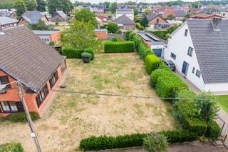 <p><span>Bouwperceel voor open bebouwing.</span></p>
<p><span>Gelegen in een rustige woonwijk, vlakbij de dorpskern.</span><br /><br /><span>- Oppervlakte grond: 698m²</span><br /><span>- Bestemming: ééngezinswoning</span><br /><span>- Breedte aan de straat: 16m</span><br /><span>- Perceelsdiepte: +/- 47m</span><br /><br /><span>De bouwvoorschriften zijn beschikbaar op kantoor.<br /><br /><em>Stedenbouwkundige inlichtingen in aanvraag.</em></span></p>