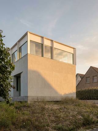 <p><span><span><span>Villa La Finta Nonna is een bijzondere architectenwoning waar elk detail zorgvuldig werd doordacht. De architectuur zoekt een evenwicht tussen openheid en privacy, tussen robuustheid en verfijning, en creëert een woonervaring die tegelijk rustgevend, comfortabel en karaktervol is.</span></span></span><br /><span><span><span>De woning werd ontworpen door <strong>Magalie Munters™ Architecture</strong>, bekend om haar doordachte en tijdloze woonarchitectuur. Haar projecten vertrekken steeds vanuit de manier waarop een woning werkelijk wordt beleefd: waar licht wenselijk is, waar rust belangrijk is en hoe ruimtes logisch in elkaar overvloeien. Haar werk krijgt geregeld aandacht in architectuur- en lifestylemagazines, waaronder recent nog in Sabato. Ook deze woning werd reeds in verschillende publicaties opgenomen.</span></span></span><br /><br /><span><span><span>Binnen staat eenvoud, materialiteit en ruimte centraal. De sculpturale betonnen spiraaltrap vormt het hart van de woning. Materialen zoals zichtbeton, betonlookvloeren en een hoogwaardige Bulthaup-keuken zorgen voor een krachtige en tijdloze uitstraling. De uitgepuurde architectuur wordt verzacht door het overvloedige daglicht en de doordachte verhoudingen, wat resulteert in een warme en serene leefomgeving.</span></span></span><br /><span><span><span>De gelijkvloerse verdieping biedt bovendien diverse mogelijkheden en kan flexibel worden ingevuld volgens de behoeften van de bewoners, als extra woonruimte, praktijk, bureau of gastenverblijf.</span></span></span><br /><span><span><span>Villa La Finta Nonna is een zeldzame architecturale realisatie aan de Belgische kust: een woning die licht, ruimte, privacy en karakter verenigt op wandelafstand van zee, strand en duinen.</span></span></span></p>