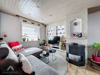 Deze gezellige woning verwelkomt je via de inkomhal en biedt een aangename indeling. De leefruimte met zit- en eethoek geniet van een mooi zicht op de tuin en sluit aan op de ruime keuken met bijkomende zithoek, eveneens georiënteerd naar buiten.<br /><br />Op het gelijkvloers bevinden zich verder een apart toilet, een badkamer met douche, bad en dubbele lavabo, en een ruime berging met wasplaats. De garage met sectionale poort en extra bergzolder zorgt voor bijkomende opslagruimte.<br /><br />De onderhoudsvriendelijke tuin met terras vormt een fijne plek om te ontspannen. Op de eerste verdieping zijn er twee slaapkamers en een apart toilet. Via de vaste trap bereik je de tweede verdieping met een extra slaapkamer en zolderruimte.<br />Een verzorgde woning met een evenwichtige indeling en aangenaam wooncomfort.<br />
<section>
<div>
<div>
<div>
<div>
<div>
<div>
<p>Alleen de hoofdzolder hoeft geïsoleerd te worden om EPC D te behalen.</p>
</div>
</div>
</div>
</div>
<div></div>
</div>
</div>
</section>
Extra troeven:<br /><br />
<ul>
<li>praktische ligging nabij belangrijke invalswegen, scholen, winkels</li>
<li>ruime garage met bergzolder</li>
<li>vernieuwd platform in 2025</li>
<li>instapklaar</li>
</ul>
<br />Deze woning is te koop ZONDER makelaar via het concept van Smart Houses. Wenst u verdere inlichtingen of een bezoek? Contacteer rechtstreeks de eigenaar via 0494/42.03.63