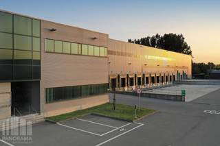 Ruim en modern <strong>logistiek distributiecentrum</strong> op een strategische locatie in Willebroek, gelegen in het industriepark Willebroek-Zuid, vlak bij de <strong>A12, A1/E19 en N16.</strong><br /><br />Het logistieke gebouw beschikt over een <strong>totale oppervlakte van 15.923 m²</strong>, aangevuld met <strong>770 m² kantoorruimte</strong>. De magazijnruimte heeft een<strong> vrije hoogte van 10 m </strong>en is uitgerust met <strong>12 laadkaaien, 5 sectionaalpoorten </strong>en een <strong>ESFR-brandblussysteem</strong>. Daarnaast beschikt de site over 56 parkeerplaatsen, nieuwe <strong>LED-verlichting</strong> met bewegingsdetectie en een toegang via een schuifpoort.<br /><br />De kantoorruimte is voorzien van airconditioning, verwarming en sanitaire voorzieningen. Het gebouw beschikt bovendien over alle nodige nutsvoorzieningen.<br /><br />Dankzij de ligging in het hart van de Belgische logistieke corridor tussen Antwerpen en Brussel, met een uitstekende aansluiting op de belangrijkste snelwegen en het Zeekanaal, biedt deze locatie uitstekende mogelijkheden voor logistieke, supply chain- en distributieactiviteiten.<br /><br />Contacteer <strong>PANORAMA B2B</strong> voor bijkomende inlichtingen, plannen of een vrijblijvend plaatsbezoek via <strong>03 225 03 03</strong>.