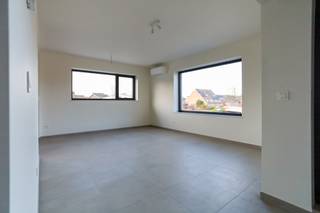 Dit splinternieuw appartement is centraal gelegen, nabij het centrum van Beveren en combineert een modern design met hedendaags wooncomfort.Het...