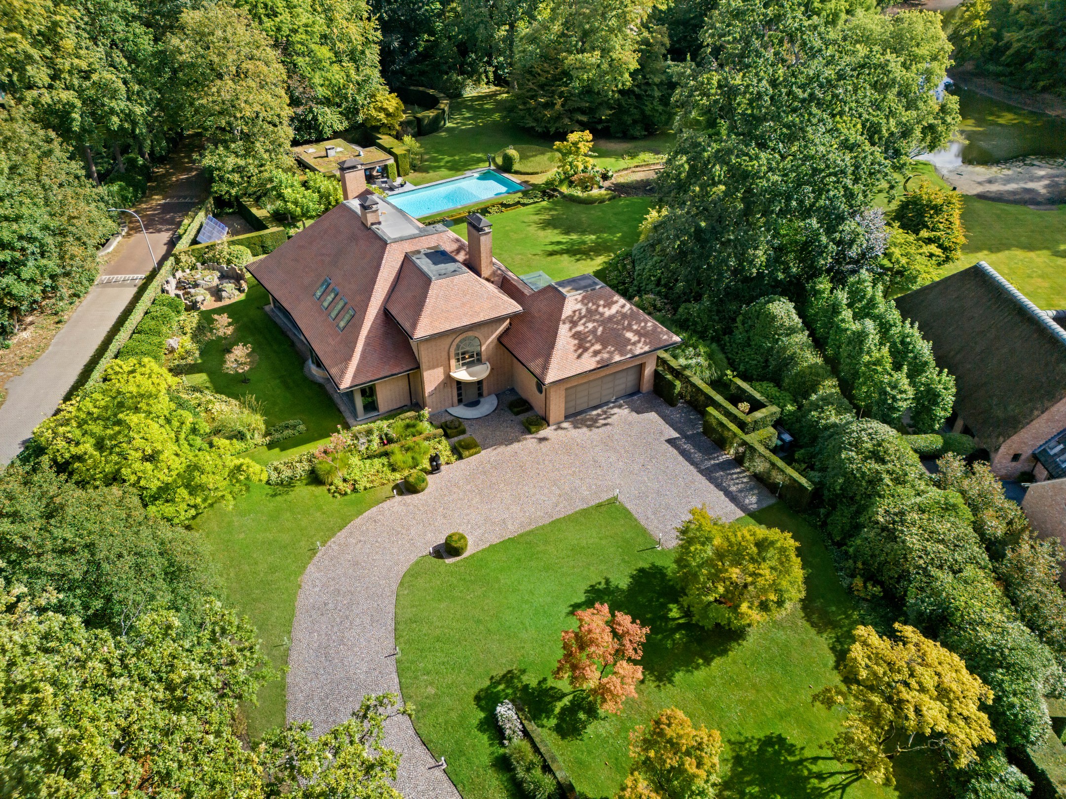 Exclusive villa with pool in prime location - photo 2