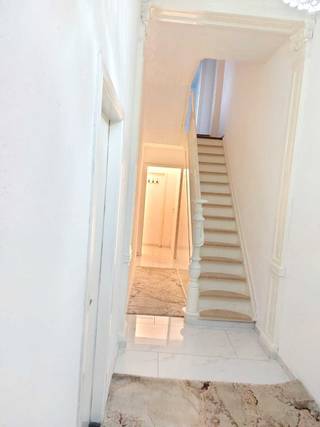 Reeds gerenoveerde herenhuis met reeds 6 slaapkamers waarvan 1 slaapkamer aansluit op een eigen volledige badkamer met douche en bad. En een...