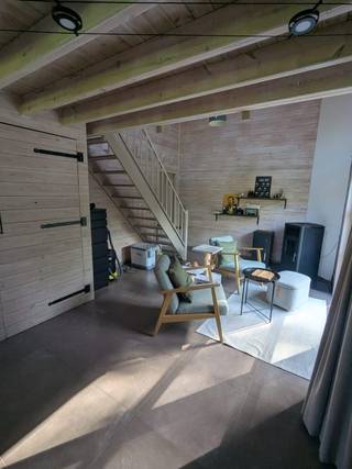 Opgelet, de woning is gelegen in verblijfsrecreatie gebied. Permanent wonen is hier in principe niet toegestaan. Zoersel gedoogd dit en ik heb hier gewoon mijn domicilie staan. Dit bemoeilijkt wel het bekomen van een krediet. Hou er dus rekening mee dat je over voldoende eigen middelen moet beschikken of een woning borg moet zetten.<br /><br />Deze woning is als laatste huis in een doodlopende straat gelegen, grenzend aan natuurgebied (Zalfens gebroekt), de tuin krijgt dus constant bezoek van allerlei prachtige vogelsoorten (waaronder ijsvogels). Het perceel is ongeveer 1380m² en de woning ongeveer 85m². Het volledige perceel is omheind en afgesloten met een automatische poort. Er is ook een dubbele garage en een tuinhuis aanwezig. De hele woning wordt makkelijk verwarmd door middel van de pelletkachel (30 zakjes per jaar = €180). Voor extra comfort werd in de badkamer een elektrische handdoekradiator gehangen. Voor de warme zomerdagen hangt er een airco op de slaapkamer (kan ook verwarmen). Het toilet en 2 buitenkraantjes zijn aangesloten op de regenwaterput van 5000l. Er zijn 2 slaapkamers, eentje boven met grote inloop dressing en eentje beneden. Van de zithoek boven kan eventueel nog een derde slaapkamer gemaakt worden.<br /><br />In 2025 werd de woning grotendeels opgefrist, waaronder het volgende;<br />- Nieuwe inloopdouche + badkamer ventilatie + handdoekradiator<br />- Nieuwe kookplaat, vaatwasser, microgolfoven en dampkap.<br />- Onderhoudsvriendelijke pvc laminaat boven<br />- Nieuwe binnen unit airco (2024)<br />- Nieuwe warmwater boiler (2024)<br />- 2 nieuwe sectionaal poorten in de garage<br />- Nieuwe grasdals voor de garage<br />- Elektriciteit volledig conform gemaakt<br />- 2 Plug-in zonnepanelen gemonteerd<br />- Verduistering en horren voor de veluxen<br />- Op maat gemaakte horren voor alle ramen + deur<br />- Dragende structuur van het terras volledig vervangen door hardhout<br />- Nieuwe tuinverlichting<br />- ...<br /><br />Overname van meubilair is bespreekbaar. Meer info of bezichtiging? 0474 94 69 36.