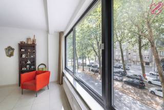 Gelegen tussen de bekende Theaterwijk met de gezellige weekendmarkt, hippe restaurants, schouwburgen, mooiste winkelstraten enerzijds en het groene Stadspark anderzijds kunnen we hier van een echte toplocatie spreken. Grote in en uitvalswegen zijn vlot bereikbaar, tram en bus zijn achter de hoek te vinden en het centraal station is slechts 7 minuten lopen. <br /><br />Dit ruime vierslaapkamer appartement is gelegen op de tweede verdieping van een gebouw met slechts twee appartementen per verdieping. Het appartement bestaat uit een ruime inkomhal voorzien van afzonderlijk toilet en was berging. De leefruimte is vooraan gelegen, zeer ruim en voorzien van een open, volledig ingerichte keuken dewelke voorzien is van alle gebruikelijke toestellen. Naast de keuken vinden we de eerste slaapkamer dewelke voorzien is van balkon en ook als bureau gebruikt kan worden. Aan de rustige achterzijde zijn er nog drie slaapkamers, twee badkamers en een tweede afzonderlijk toilet. Het aangename terras en de ruime kelderberging maken het geheel af.<br />In het gebouw zijn nog verschillende autostaanplaatsen beschikbaar, deze zijn optioneel aan te kopen voor € 37.500 of te huren voor € 100,00/maand + 21% btw. <br /><br />Belangrijkste troeven: vier volwaardige slaapkamers, twee badkamers, mogelijkheid tot aankoop of huur autostaanplaats, ideaal gelegen tussen de Theaterwijk en het stadspark.<br />Verplichte vermeldingen: Epc: 126 kWh/m2, P-score: C, G-score: C, Wg-Vg-Gvkr-Gvv-Gmo