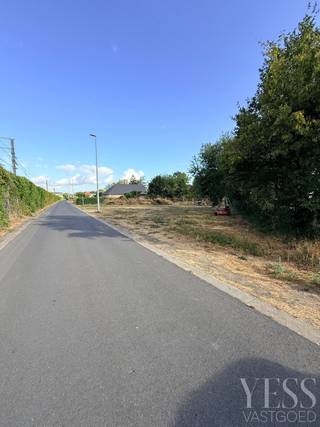 <h1>Bouwgrond voor 2 woningen</h1>
<p><strong>Unieke kans voor wie op zoek is naar een mooie bouwgrond met potentieel!</strong></p>
<p>In de <strong>Bareelstraat te Oostkamp (</strong>naast nr 39), bevindt zich dit ruim perceel bouwgrond met een <strong>totale oppervlakte van 1182m²</strong> (933 m² zonder erfdienstbaarheid).</p>
<p>Het perceel is gelegen binnen een <strong>niet-vervallen verkaveling</strong> en momenteel vergund voor de bouw van <strong>2 woningen.<br /><br />Troeven</strong></p>
<ul>
<li>
<p>📍 Gelegen in de Bareelstraat te Oostkamp</p>
</li>
<li>
<p>🏡 Verkaveling voor <strong>2 woningen</strong></p>
</li>
<li>
<p>✅ Niet-vervallen verkaveling van toepassing</p>
</li>
</ul>
<p><br /><br />De ligging combineert de rust van een residentiële omgeving met een vlotte bereikbaarheid naar het centrum van Oostkamp en de omliggende gemeenten. Ook Brugge en de belangrijkste verbindingswegen zijn vlot bereikbaar.</p>
<p><br />Informatie over de verkavelingsvoorschriften en de concrete bouwmogelijkheden bel / mail ons.</p>
<p><strong>Interesse? Info@yess-vastgoed.be / 050 33 59 03</strong></p>