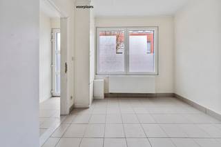  INSTAPKLARE GEZINSWONING MET TUIN EN 4 SLPK IN DOODLOPENDE STRAAT VLAK AAN DE FIETSROUTE Hal, ruime voorplaats ( bureel / slaapkamer / hobbyruimte )...