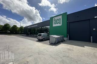 Op een strategische locatie aan de noordrand van Ieper, vlak bij de N38 en op slechts enkele minuten van de A19 (afrit Ieper-Noord), bevindt zich dit moderne multifunctionele bedrijfsgebouw met een totale oppervlakte van 1.543 m². Het pand werd gebouwd in 2020 en biedt een uitstekende combinatie van zichtbaarheid, bereikbaarheid en functionaliteit voor uiteenlopende commerciële en bedrijfsmatige activiteiten.<br /><br />Het magazijn is voorzien van alle nutsvoorzieningen, verlichting, een lichtstraat en een sectionale poort. Daarnaast is het gebouw uitgerust met een nachtsluis, brandcentrale, inbraakalarm en camerabewaking, wat zorgt voor een veilige en efficiënte werkomgeving. Dankzij de recente bouw en kwalitatieve afwerking is het pand onmiddellijk inzetbaar voor diverse doeleinden.<br /><br />Er zijn 22 privatieve parkeerplaatsen beschikbaar. <br /><br />Een unieke opportuniteit voor ondernemingen die op zoek zijn naar een representatieve en uitstekend bereikbare vestiging in de regio Ieper.<br />Beschikbaar vanaf 01/10/2026.<br />Contacteer PANORAMA B2B voor bijkomende (technische) inlichtingen, plannen of een vrijblijvend plaatsbezoek via 056 222 562.