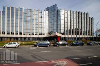 Magnifiek gelegen kantoren van +/- 207 m² te huur op amper 750 m van de A12 op- en afrit 2 Strombeek-Bever-Centrum met een directe verbinding naar de R0 (450 m). Tevens vlot bereikbaar met het openbaar vervoer.<br /><br />De instapklare kantoren zijn van alle hedendaagse comfort voorzien en bevinden zich in een prachtig ingericht themagebouw dat voorzien is van o.a. liften, badgesysteem, verwarming, verlichting, sanitair, ... Alsook mogelijkheid tot het huren van een archiefruimte. Ruime parkeermogelijkheden.<br />Dankzij de fantastische bereikbaarheid in combinatie met de visibiliteit vanaf de Romeinsesteenweg is dit dé perfecte locatie om uw bedrijf te vestigen.<br /><br />Commerciële omgeving met tal van bedrijven in de nabijheid. Ook andere oppervlaktes mogelijk! Onmiddellijk beschikbaar.<br /><br />Contacteer<strong> PANORAMA B2B</strong> voor bijkomende inlichtingen of een vrijblijvend plaatsbezoek <strong>0477 09 00 09</strong>