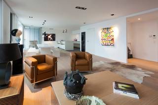 <p>Dit exclusieve appartement van maar liefst ca 210 m² bevindt zich op de 13e verdieping van de recente realisatie ‘London Tower’. Absolute troef is ongetwijfeld het spectaculaire uitzicht over de skyline van Antwerpen met als hoogtepunten de kathedraal, het MAS, de Schelde en de jachthaven. Een uniek zicht dat u nergens anders kan terugvinden!</p>
<p>Het appartement is uitermate kwalitatief afgewerkt met hoogwaardige materialen. Een moderne inrichting met oog voor elk detail vormt de ideale combinatie met de warme toetsen van bijvoorbeeld de doorlopende eiken parketvloer.</p>
<p>De focus overduidelijk op het werkelijk unieke zicht. Een inkomhal met gastentoilet geeft meteen uit op de aangename grote en uiterst lichte leefruimte. Deze vormt één geheel met de luxueus ingerichte open keuken en eetruimte. De keuken is uitgevoerd in een wit greeploos design en hypergeïnstalleerd. Zo zijn kookvuur, vaatwasser, koelkast, diepvriezer en combi microgolfoven netjes ingebouwd. Aan het kookeiland is het niet enkel prettig koken, dankzij de hoge stoeltjes kan deze ook gebruikt worden als gezellige eethoek.</p>
<p>Dankzij de grote raampartijen die over de ganse breedte van de leefruimte lopen, is er werkelijk vanuit elk hoekje een prachtig uitzicht. Het inpandig terras van ca 4 m² maakt het eveneens mogelijk om buiten te kunnen genieten.</p>
<p>De hoofdslaapkamer met dressing en ensuite badkamer straalt pure luxe uit. Dankzij de hoekligging krijgt deze ruimte een ideale lichtinval. De dressing is bovendien een ware droom voor alle modeliefhebbers. Aansluitend bevindt zich een uitmuntende badkamer met ligbad en dubbele lavabo. Kers op de taart is het tweede terras van tevens ca 4 m².</p>
<p>De tweede slaapkamer is eveneens zeer ruim en beschikt over een eigen badkamer met design inloopdouche en lavabo. Een tweede gastentoilet en aparte bergruimte met aansluitingen voor wasmachine en droogkast vervolledigen het appartement.</p>
<p>Wonen boven alles uit met een heerlijk uitzicht en ultieme privacy!</p>
<p>Een private kelderberging en ondergrondse autostaanplaats zijn reeds begrepen in de huurprijs.</p>
<p>Gemeenschappelijke lasten: 240 Euro per maand.<br />Provisie op het verbruik van verwarming en warm water: 280 Euro per maand.<br />De nutsvoorzieningen elektriciteit en water zijn privé op te nemen door de huurder.</p>
<p>Beschikbaar vanaf 1 juli 2026.</p>