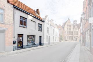 Uniek gelegen handelspand en appartement op een ideale locatie in het commerciële centrum van Brugge, met een karakteristieke trapgevel die het...