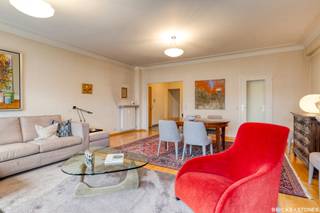 <p>Op een uitstekende locatie aan de Frankrijklei bevindt zich dit verzorgde appartement op de vierde verdieping van een statig gebouw. Dankzij de centrale ligging bevinden het historisch centrum, het Centraal Station, winkels, restaurants en openbaar vervoer zich op wandelafstand.<span></span></p>
<p>Via de ruime inkomhal met gastentoilet betreden we de bijzonder lichtrijke woon- en leefruimte aan de voorzijde van het appartement. De grote raampartijen zorgen voor een aangename lichtinval, terwijl de authentieke schoorsteenmantel en de parketvloer het karakter van de ruimte versterken.</p>
<p>Aansluitend bevindt zich de keuken, die in 2010 werd vernieuwd en uitgerust is met kwalitatieve Miele-toestellen, waaronder een keramische kookplaat, oven, koelkast, vaatwasser en microgolfoven. Via de keuken is er toegang tot het balkon met een praktische buitenberging.</p>
<p>De nachthal geeft toegang tot twee volwaardige slaapkamers van respectievelijk ca. 14 m² en 9 m². De badkamer, eveneens vernieuwd in 2010, beschikt over een douche in bad, een enkele wastafel en aansluitingen voor een wasmachine en droogkast.</p>
<p>Tot slot beschikt het appartement over een privatieve kelderberging.</p>
<p>Doorheen de jaren werd het appartement steeds met de grootste zorg onderhouden. De combinatie van een uitstekende ligging, karaktervolle elementen en kwalitatieve afwerking maakt dit appartement een interessante opportuniteit voor zowel eigen bewoning als investering.</p>