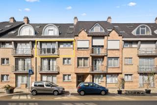 Dit ruime appartement in Tienen biedt een perfecte mix van comfort en een gunstige locatie. Het gebouw, gebouwd in 1995, beschikt over een bruikbare oppervlakte van 90 m². De lichte en goed ingedeelde ruimtes zorgen voor een aangename en huiselijke sfeer.<br /><br />Het appartement telt twee comfortabele slaapkamers, ideaal voor een gezin of als extra werkruimte. De functionele badkamer is uitgerust met alle nodige voorzieningen, wat het wooncomfort verhoogt. Bovendien maakt een aparte garageplaats en kelder dit aanbod extra aantrekkelijk in deze omgeving.<br /><br />De ligging is ideaal met scholen, het stadscentrum, bushaltes en winkels allemaal op korte afstand, waardoor u geniet van alle gemakken binnen handbereik. Deze rustige wijk combineert woonplezier met een centrale ligging en maakt dit appartement tot een waardevolle investering.