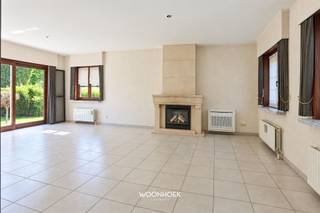 <p>Op een rustige en gegeerde woonlocatie in Waasmunster bevindt zich deze verzorgde open bebouwing met drie slaapkamers, inpandige garage en een fraai aangelegde tuin. De woning combineert aangenaam en rustig wonen met een goede bereikbaarheid en vormt zo een ideale thuisbasis voor wie op zoek is naar ruimte, comfort en een sterke ligging.</p><hr /><p>Ook energetisch scoort deze woning bijzonder goed. Met een EPC-label B geniet u van een energiezuinige woning die klaar is voor de toekomst. </p><p>Via de inkomhal met afzonderlijk gastentoilet bereikt u de ruime woonkamer, waar voldoende plaats is voor zowel een gezellige zithoek als een volwaardige eetruimte. De aanwezige haard zorgt voor extra sfeer en warmte. Aansluitend bevindt zich de keuken, die rechtstreeks in verbinding staat met de tuin.</p><hr /><p>De mooi aangelegde en groene tuin is zonder twijfel één van de grote troeven van deze eigendom. Hier geniet u in alle rust van het buitenleven en dankzij het open karakter van de woning is er een aangenaam gevoel van ruimte en privacy.</p><p>Naast de keuken bevindt zich een praktische berging met bijkomende douche, ideaal als wasplaats, bijkeuken of extra voorraadruimte. De inpandige garage biedt plaats aan een wagen, fietsen en tuinmateriaal. Ook de kelder zorgt voor bijkomende opbergmogelijkheden.</p><p>Op de eerste verdieping bevinden zich drie volwaardige slaapkamers, een badkamer en een afzonderlijke bergruimte.</p><hr /><p>Deze woning is een bijzonder compleet aanbod voor wie graag rustig woont in een aangename en gegeerde woonomgeving in Waasmunster, maar tegelijk belang hecht aan een vlotte bereikbaarheid. De combinatie van open bebouwing, EPC-label B, drie slaapkamers, een inpandige garage en een verzorgde tuin maakt dit een eigendom met bijzonder veel woonkwaliteit.</p><p>Vraag uw bezoek eenvoudig online aan, telefonisch via 09 310 77 07 of via info@woonhoekvastgoed.be.</p>