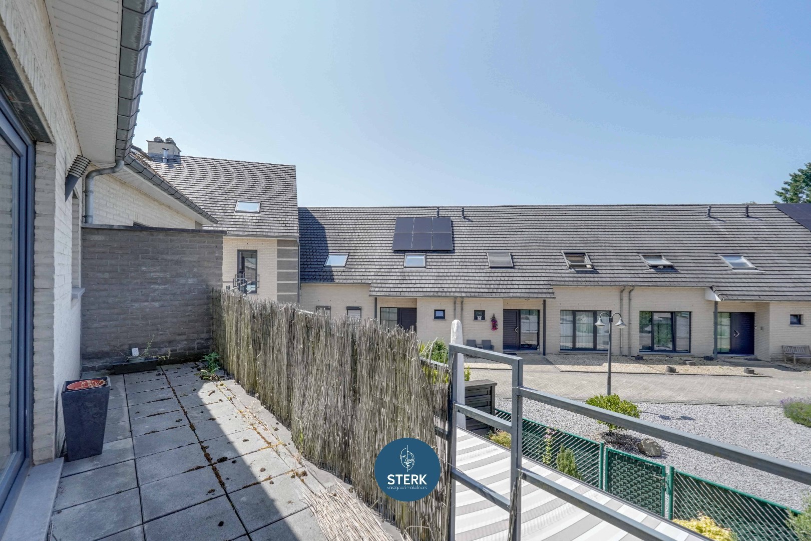 INSTAPKLAAR DUPLEX-APPARTEMENT MET 3 SLPKS EN 2 TERRASSEN TE REKEM ! - foto 3