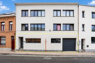 Op een centrale en praktische ligging in de Dorpstraat 1A te Burcht vinden we dit lichtrijke appartement met 2 slaapkamers, een ruime tuin en garage.<br /><br />De leefruimte is aangenaam en voorzien van airconditioning. Ook in de slaapkamer is airco aanwezig. Verder beschikt het appartement over twee slaapkamers, een ruime badkamer met dubbele lavabo, ligbad en douche en een extra vestiaire/berging.<br /><br />De ruime tuin is een echte troef en is rechtstreeks bereikbaar via de garage. Achteraan de tuin bevindt zich bovendien een grote polyvalente ruimte, die je volledig naar eigen wens kan gebruiken als bureau, atelier, hobbyruimte, magazijn of extra bergruimte.<br /><br />Extra opbergruimte vind je in de privatieve kelder.<br /><br />Ook parkeren is eenvoudig: naast de eigen garage is er op slechts 50 meter gratis openbare parkeergelegenheid.<br /><br />Troeven:<br />• EPC C – 208 kWh/m²/jaar<br />• Elektriciteit conform<br />• Asbestveilig<br />• Airco voorzien <br /><br />Ben je op zoek naar een lichtrijk appartement met een ruime tuin, garage en extra mogelijkheden op een centrale ligging in Burcht? Contacteer ons gerust voor meer info of een bezoek.