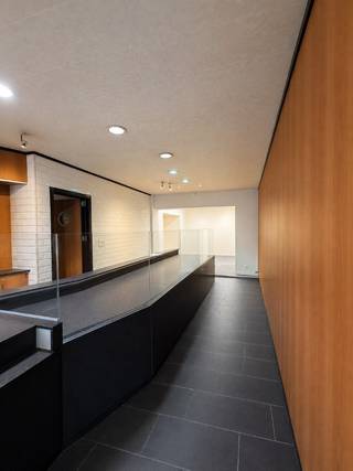 TE KOOP – HEUSDEN. Op een uitstekende locatie in de Tramstraat in Heusden bevindt zich dit handelspand met bijzonder veel potentieel. Het bestaande gebouw omvat momenteel een handelsgelijkvloers met een woongelegenheid op de bovenliggende verdiepingen.<br /><br />De meerwaarde van deze eigendom ligt in de mogelijkheid tot herontwikkeling. De beschikbare plannen en visualisaties tonen een hedendaags nieuwbouwproject met drie ruime appartementen en bijbehorende autostaanplaatsen. Dankzij de gunstige ligging en de combinatie van wonen en commerciële mogelijkheden vormt dit pand een interessante opportuniteit voor investeerders en projectontwikkelaars.<br /><br />EPC: label F – code 0002350592-KNR-1