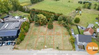 BAVEGEM - Deze bouwgrond met achterliggende weide (lot 1 en lot 7 op het verkavelingsplan) voor een halfopen bebouwing is gelegen langs...