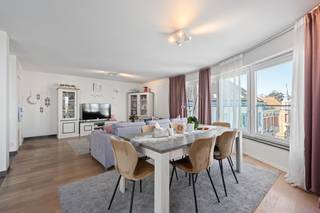 <p>Te koop: modern halfopen appartement in het centrum van Sint-Niklaas, op wandelafstand van het treinstation en nabij belangrijke invalswegen.</p>
<p>Dit appartement, gebouwd in 2009, biedt een comfortabele woonervaring in een residentiële omgeving met alle voorzieningen binnen handbereik. Dankzij het EPC-label B geniet u van een energiezuinige woning. De ligging in de woonkern zorgt voor een vlotte verbinding met openbaar vervoer en het stadsleven, terwijl u toch rustig woont.</p>
<p>Belangrijkste ruimtes:<br />• Ruime living met veel lichtinval en toegang tot het terras<br />• Volledig ingebouwde keuken met keramische kookplaat, oven, microgolfoven, vaatwasser, koelkast en diepvries<br />• Twee slaapkamers met voldoende ruimte voor kasten<br />• Twee badkamers: één met ligbad, toilet en wastafel in meubel, en één met inloopdouche en wastafel in meubel<br />• Berging voor extra opslag<br />• 2 terrassen<br />• Inkomhal die toegang geeft tot de verschillende ruimtes</p>
<p>Troeven:<br />• Energiezuinig dankzij EPC-label B<br />• Centrale ligging nabij station, openbaar vervoer en invalswegen<br />• Staanplaats voor uw wagen<br /><br /><strong>Garage verplicht mee aan te kopen aan 25 000 euro. </strong></p>
<p>Neem vandaag nog contact op met uw ERA-makelaar voor een bezoek. JOUW DROOMAPPARTEMENT. ZO GEVONDEN!</p>