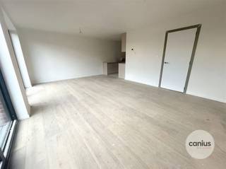 <p><span>KNAPPE NIEUWBOUWWONING MET 3 SLPKS</span></p><p><span> </span></p><p><span>Veerstraat 60B is de thuisbasis van deze knappe nieuwbouwwoning, dit pand bevindt zich achter de prachtige vakwerkwoning en wordt met de allernieuwste technieken afgewerkt.</span></p><p><span> </span></p><p><span>Op het gelijkvloers bevinden zich een inkomhal, een apart toilet, een berging, een keuken en een leefruimte.</span></p><p><span> </span></p><p><span>Op de eerste verdieping ontdekken we een nachthal, een badkamer, een apart toilet en drie slaapkamers.</span></p><p><span> </span></p><p><span>Bijkomend beschikt deze woning over een onderhoudsvriendelijke tuin met aangenaam terras en parkeergelegenheid.</span></p><p><span> </span></p><p><span>KORT SAMENGEVAT</span><span>:</span></p><p><span>Grondwaarde: € 100.000,00</span></p><p><span>12% registratie: € 112.000,00</span></p><p><span>Constructiewaarde: € 237.190,00</span></p><p><span>21% BTW: € 49.809,90</span></p><p><span>TOTAAL: € 399.000,00</span></p><p><span> </span></p><p><span>Opzoek naar een leuke woning in het landelijke Wellen? Maak snel je afspraak voor meer informatie 078 78 30 39 – <span>info@canius.be</span></span></p><p><span> </span></p><p><span>De vermelde oppervlaktes zijn slechts een indicatie. Canius Real Estate kan niet verantwoordelijk gesteld worden voor de juistheid van de door zijn verstrekte gegevens.</span></p><p><span> </span></p>