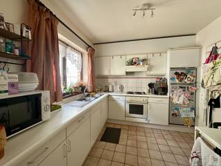 <strong>Plan online uw afspraak via onze website: www.immoboss.be </strong><br /><br />Dit instapklaar appartement  (90m²)  bevindt zich in hartje Gent (nabij Zuid / Reep) en is gelegen in een kleinschalig appartementsgebouw met 5 entiteiten. Het appartement situeert zich op de 1ste  verdieping (lift aanwezig) en omvat: centrale inkomhal, lichtrijke leef- en woonruimte grenzend aan de ingerichte keuken, handige berging/wasplaats, badkamer met ligbad, apart toilet, 2 volwaardige slaapkamers waarvan 1 met balkon. Mogelijkheid tot het huren van een autostaanplaats achter het gebouw voor € 95/maand.<br /><br />Huurprijs: € 950/ maand + € 50 ( provisie onderhoud gebouw, lift, syndic).<br />Beschikbaar vanaf 01/06/2026<br />EPC= 339 kWh/m2 jaar (Label D)<br />Domicilie verplicht - verhuur aan studenten is niet mogelijk.<br /><br /><strong>Plan online uw afspraak via onze website: www.immoboss.be </strong><br /> 