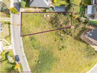 Het perceel is gelegen op een rustige locatie in Lembeek in de residentiële wijk "Kriekeveld".<br />De bouwgrond is een ideale uitvalsbasis met alle invalswegen richting Halle-Brussel.<br /><br />De bouwgrond heeft een oppervlakte van 5a 13ca en is bestemd tot het bouwen van een open bebouwing met volgende voorschriften:<br /><br />Grondoppervlakte: 5a 13ca<br />Perceelsbreedte: 17,50m<br />Perceesdiepte: 37,50m<br />Kroonlijsthoogte: max. 5,80m<br /><br />De verkaveling is meer dan 15 jaar oud. Op basis daarvan is het mogelijk om af te wijken van de verkaveling.<br />Vraag extra informatie op via jari.penne@living-stone.be