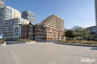 Ontdek dit appartement in residentie Marina Mercator aan het verzorgde Ernest Feysplein, centraal gelegen, vlak aan het station. Je wandelt buiten aan de jachthaven, met een supermarkt, de winkelstraat en tal van gezellige horeca-adresjes om de hoek. Het appartement bestaat uit een inkomhal met toegang tot een apart toilet en tot de lichtrijke leefruimte met open keuken. Vanuit de leefruimte heeft men toegang tot een ruime slaapkamer met aanpalende badkamer voorzien van een lavabomeubel, een tweede toilet en een bad-douche combinatie. De leefruimte en slaapkamer geven uit op het terras. Er is een gemeenschappelijke fietsenberging voorzien. Het appartement is bovendien asbestveilig bevonden. Dit appartement is de perfecte uitvalsbasis voor wie alles binnen handbereik wil!