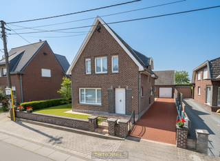 <p><span>TE MODERNISEREN OPEN BEBOUWING met BIJGEBOUW op een RUSTIG GELEGEN PERCEEL te Gavere. Deze woning biedt ENORM VEEL POTENTIEEL voor wie op zoek is naar een THUIS met RUIMTE, LICHT en EEN AANGENAME TUIN. Dankzij de OPEN BEBOUWING geniet u van VEEL LICHTINVAL rondom rond. Deze woning is de IDEALE OPPORTUNITEIT voor wie een PROJECT ZOEKT met VEEL MOGELIJKHEDEN in een RUSTIGE en GOED BEREIKBARE OMGEVING, dicht bij het centrum van Gavere en belangrijke invalswegen.</span></p>
Bij het betreden van de woning komt u in een inkomhal met gastentoilet. De ruime en lichtrijke woonkamer biedt tal van mogelijkheden en aansluitend bevindt zich de te renoveren keuken, waar u naar eigen smaak en stijl een moderne keuken kan creëren. Op de eerste verdieping beschikt de woning over een nachthall die toegang biedt tot drie slaapkamers en een te badkamer. Deze verdieping vormt een ideale basis voor een comfortabele gezinsindeling. Verder heeft u via een valtrap toegang tot een zolder die kan dienstdoen als bergruimte.<br />Buitenshuis geniet u van een ruime oprit met parkeermogelijkheid voor meerdere wagens, een gezellige tuin en een praktisch bijgebouw waarin zich een garage en verschillende bergruimtes bevinden. Dit biedt tal van mogelijkheden voor hobbyisten en opslag.<br /><br />Adres: Wannegatstraat 44 te Gavere<br /><br />G-score en P-score A. Renovatieverplichting van toepassing.