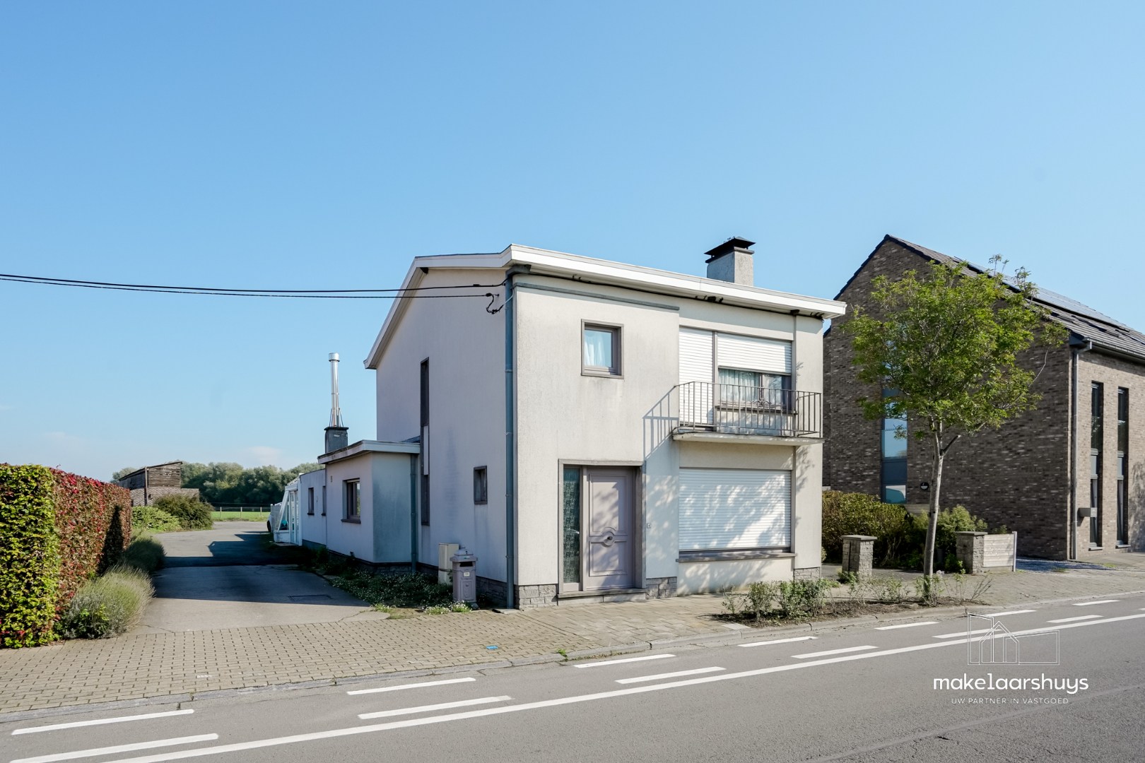 Ruime open bebouwing met 3 slaapkamers, bijgebouwen en parkeerplaatsen - foto 1
