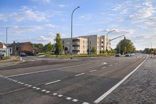 In residentie "Domus Unitas", op wandelafstand van het centrum van Halen, verkopen wij 12 hoogwaardige appartementen langs de Staatsbaan-Mosstraat. De appartementen hebben een bewoonbare oppervlakte van 95 tot 103m² en hebben 1 of 2 slaapkamers. Op het gelijkvloers is er voldoende parkeergelegenheid voor auto’s en fietsen. De prachtige aangelegde onderhoudsvriendelijke landschapstuin vormt een oase van rust.<br /><br /><span><strong><span>Appartement 2.14 appartement tweede verdieping</span></strong></span><br />-Bewoonbare oppervlakte : 103,34m²<br />-Mooie ruime living<br />-Badkamer, aparte WC <br />-2 slaapkamers<br />-Terras: 29m,99<br />-Berging<br />-Fietsenstalling bovengronds: 3 eenheden inbegrepen <br />-Parkeerplaats bovengronds<br /><br />Vermelde prijs is exclusief parkeerplaats, registratierechten, btw en notariskosten.<br /><br />De appartementen zijn energiezuinig ( zonnepanelen / warmtepomp), comfortabel en praktisch ingericht met de focus op kwaliteit en esthetiek. Het project onderscheidt zich door een frisse, hedendaagse architectuur en de keuze voor duurzame, onderhoudsvriendelijke materialen. Vanop de meeste terrassen geniet je van een open uitzicht over de omliggende groene akkers. Dankzij deze locatie geniet je van het beste van twee werelden: de rustige charme van het centrum én een vlotte verbinding met de autosnelweg en winkelstad Hasselt.<br /><br />Wandelen of fietsen naar de bakker, supermarkt of andere voorzieningen? In Halen kan het allemaal. Met een ruim aanbod aan winkels, diensten en ontspanningsmogelijkheden heb je de auto eigenlijk niet meer nodig.<br /><br />Contacteer ons voor meer informatie over het beschikbaar aanbod. Wij helpen je graag op zoek naar jouw droomappartement. Wij ontzorgen je ook voor de verkoop van je huidige woning! Voor meer uitleg helpen we je graag verder.<br /><br />Getoonde renders en plannen zijn indicatief.