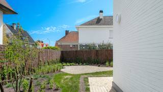 <p><span>Exclusief gerenoveerde villa op een absolute toplocatie in de Jozef Nellenslaan te Knokke.</span></p>
<p><span>Deze stijlvolle villa werd volledig gerenoveerd met oog voor detail en hoogwaardige materialen. Ze combineert luxe, comfort en een uitzonderlijke ligging.</span></p>
<p><span>Indeling: ruime inkomhal met vestiaire en gastentoilet. De lichtrijke leefruimte met grote raampartijen sluit aan op de volledig uitgeruste open keuken en biedt directe toegang tot het zonnige, zuidgerichte terras en de aangelegde tuin. Op het gelijkvloers bevindt zich eveneens een polyvalente kamer, ideaal als slaapkamer of bureau.</span></p>
<p><span>Op de eerste verdieping bevindt zich de royale master suite met ingemaakte kasten en toegang tot een zonnig terras. De ensuite badkamer beschikt over een ligbad, inloopdouche, dubbele lavabo en sauna. Verder is er een tweede ruime slaapkamer met ingemaakte kasten en een eigen douchekamer.</span></p>
<p><span>De tweede verdieping omvat nog twee volwaardige slaapkamers en een extra douchekamer.</span></p>
<p><span>In de kelderverdieping bevinden zich de garage en een bijkomende slaapkamer met eigen douchekamer, ideaal als gastenverblijf of au-pairkamer.</span></p>
<p><span>Voor de woning zijn bovendien drie privatieve parkeerplaatsen voorzien.</span></p>