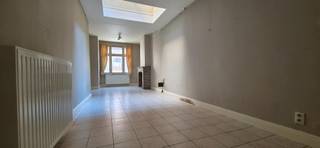 Brugge centrum, Kartuizerswijk: deze ruim bemeten woning is gelegen in een rustige en aangename straat die de Langestraat verbindt met de Vesten. Deze te vernieuwen woning is op heden ingedeeld in twee woongelegenheden. Op gelijkvloers appartement met living, keuken/eetkamer, berging en terras. Tevens een slaapkamer en badkamer boven het keukengedeelte. Op de verdieping een woongelegenheid met woonkamer met open keuken, 2 slaapkamers en badkamer. EPC label gelijkvloers C score 224 kWh/m2. EPC label eerste verdiep D score 325 kWh/m2. De woning is tevens volledig asbestvrij. De woning is perfect geschikt voor verbouwing naar een ééngezinswoning die dan de mogelijkheid geeft tot minstens 4 slaapkamers met eventueel bureau/werkruimte. Uiteraard kan de verdere verhuring als twee eenheden bekeken worden, doch dit zal onderhevig zijn aan de nodige aanvragen en vergunningen. Wilt u samen de mogelijkheden van dit mooie gebouw bekijken? Bel op nr 0475/812 810 of 050/70 70 00.