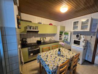 Gezellige halfopen bebouwing te huur, ideaal voor wie rustig wil wonen met voldoende buitenruimte.De woning is voorzien van 2 slaapkamers; een...